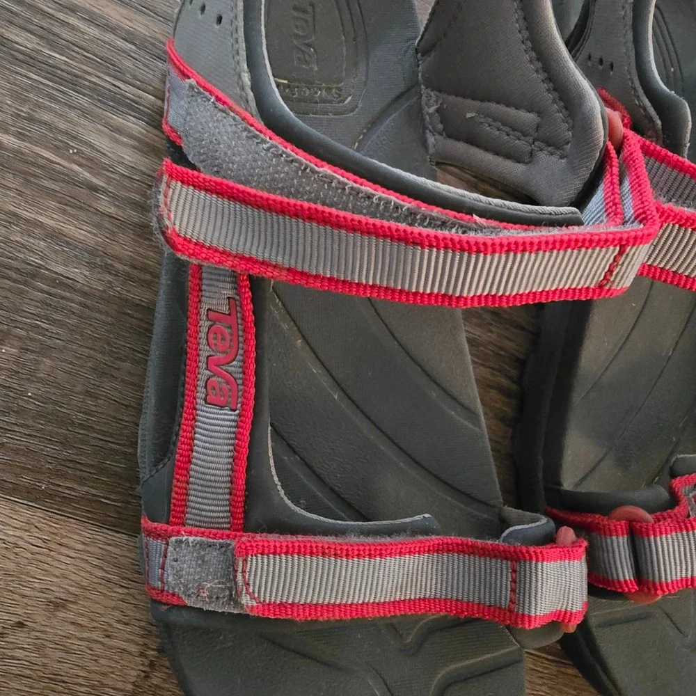 Teva Hurricane XLT 2 Sport Sandals Youth 4 Grey Red Hiking Water Shoes‎ 1093489Y